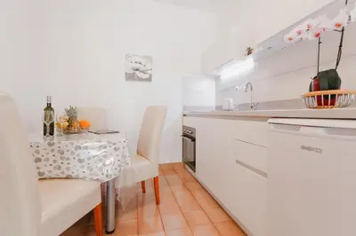 Kuhinja ili čajna kuhinja u objektu Apartments with parking space Duce, Omis - 2773