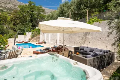 Bazen u objektu Caleta Seaview Suites - Pool & Jacuzzi ili u blizini
