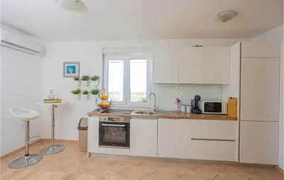 Kuhinja ili čajna kuhinja u objektu Awesome Home In Sutivan