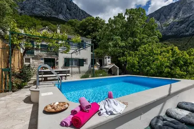 Pogled na planine ili pogled na planine iz vikendica