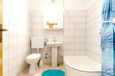 Kupaonica u objektu Modern apartment in Zavala, 50 m² with free parking.