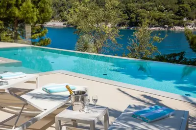 Bazen u objektu Villa Mila ili u blizini