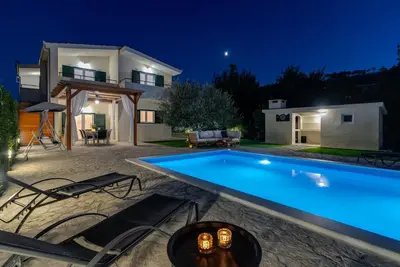 Bazen u objektu VILLA ROKO with 4 bedrooms, 32sqm heated pool ili u blizini