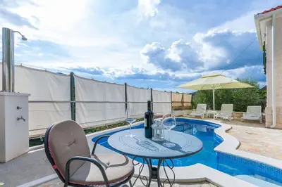 Bazen u objektu Villa Holiday home Zvecanje ili u blizini