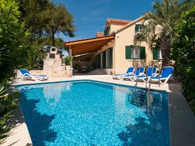 Bazen u objektu Deluxe Villa Sirena on the beach with Pool ili u blizini
