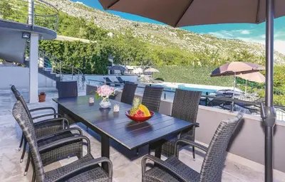 Pogled na planine ili pogled na planine iz vila