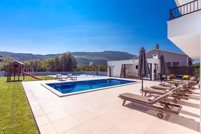 Bazen u objektu VILLA ALMIC with heated pool, 5 bedrooms, Gaming room, a multi-use playground court ili u blizini