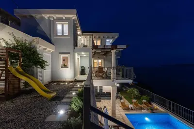 Bazen u objektu Villa S&A with heated private pool, 3 bedrooms, 3 bathrooms, playground ili u blizini