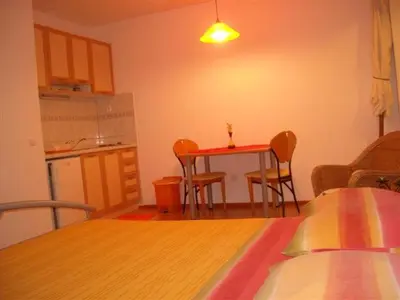 Kuhinja ili čajna kuhinja u objektu Studio apartment in Bol with sea view, balcony, air conditioning, Wi-Fi (3417-3)