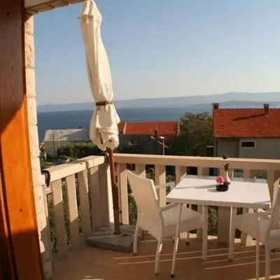 Studio apartment in Bol with sea view