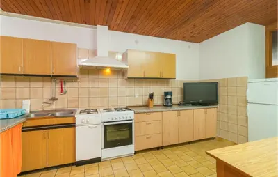 Kuhinja ili čajna kuhinja u objektu Lovely Apartment In Splitska With Wifi