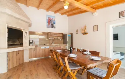 Kuhinja ili čajna kuhinja u objektu Cozy Home In Milna With Wifi