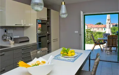 Kuhinja ili čajna kuhinja u objektu Beautiful Home In Postira