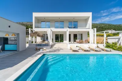 Bazen u objektu Villa Zen with 4 bedrooms, private 32 sqm pool, summer kitchen, 7 km from the beach ili u blizini