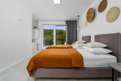 Krevet ili kreveti u jedinici u objektu Villa Zen with 4 bedrooms, private 32 sqm pool, summer kitchen, 7 km from the beach