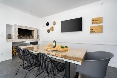 TV i/ili zabavni centar u objektu Villa Zen with 4 bedrooms, private 32 sqm pool, summer kitchen, 7 km from the beach