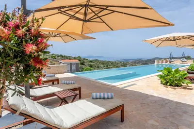 Bazen u objektu Vidikovac Levanda Luxury Apartments ili u blizini