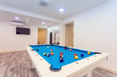 Stol za biljar u objektu Villa Topaz