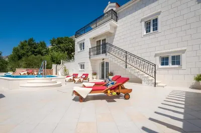 Bazen u objektu VILLA MAJA with whirlpool, heated pool, gym, sauna, panoramic sea views ili u blizini
