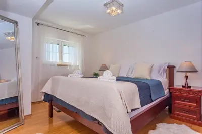Krevet ili kreveti u jedinici u objektu VILLA MAJA with whirlpool, heated pool, gym, sauna, panoramic sea views
