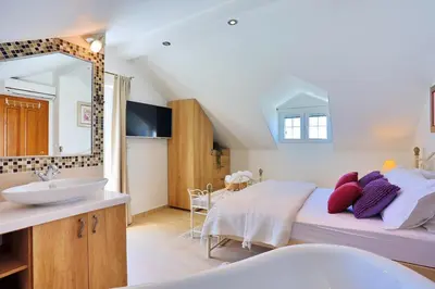 Krevet ili kreveti u jedinici u objektu VILLA MAJA with whirlpool, heated pool, gym, sauna, panoramic sea views