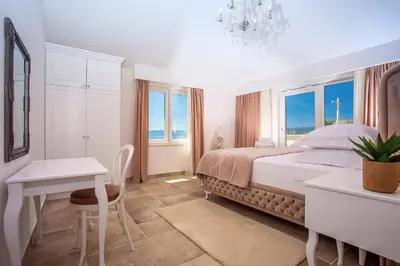 Krevet ili kreveti u jedinici u objektu Villa Porto Mimice, 40sqm Heated Private Pool, 4 bedrooms, Sauna, Gym, Billiard