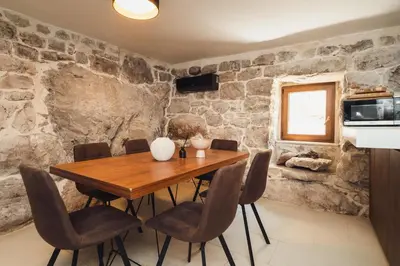 Kuhinja ili čajna kuhinja u objektu Maison Laurel - Beautiful Stone Estate With Private Pool, Near Split and Omiš