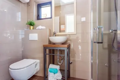 Kupaonica u objektu Villa Perla Blu with 4 bedrooms, heated pool, jacuzzi, 50m from beach