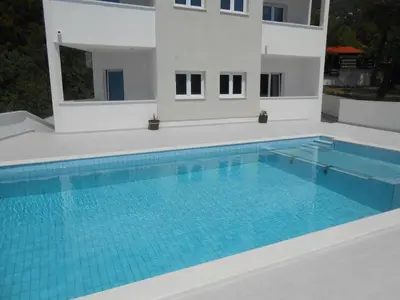 Bazen u objektu Sunny Biokovo Apartments ili u blizini