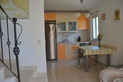 Kuhinja ili čajna kuhinja u objektu Apartman Ananda Bol - 2 bedrooms, 7 beds
