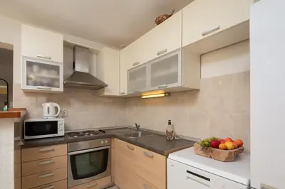 Kuhinja ili čajna kuhinja u objektu Sail Away Beach Apartment