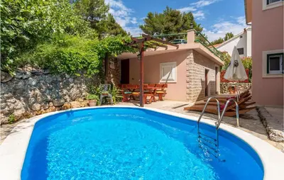 Bazen u objektu 4 Bedroom Cozy Home In Medici ili u blizini