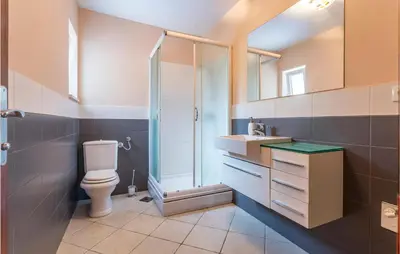 Kupaonica u objektu 4 Bedroom Cozy Home In Medici