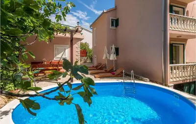 Bazen u objektu 4 Bedroom Cozy Home In Medici ili u blizini