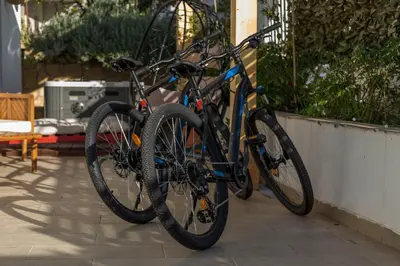 Vožnja biciklom pokraj objekta Queen Hvar Luxury Apartment Jacuzzi & Bikes ili u blizini