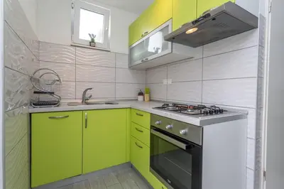 Kuhinja ili čajna kuhinja u objektu Queen Hvar Luxury Apartment Jacuzzi & Bikes