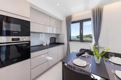 Kuhinja ili čajna kuhinja u objektu Delux Apartments Sunset Beach