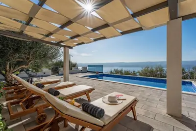 Bazen u objektu Villa Dream with private pool, 2 bedrooms with en-suite bathrooms, sea view ili u blizini