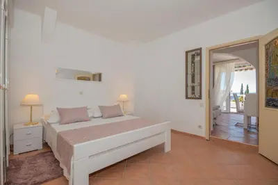Krevet ili kreveti u jedinici u objektu Sea View Apartment Lucija with Balcony & Garage Parking