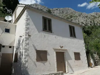 Pogled na planine ili pogled na planine iz vikendica