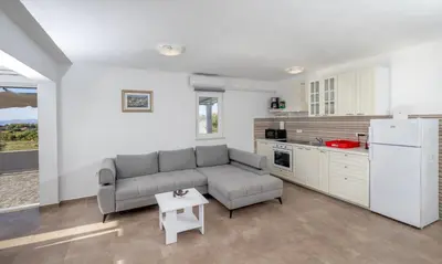 Kuhinja ili čajna kuhinja u objektu Nane Garden house with heated pool