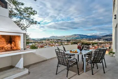 Pogled na planine ili pogled na planine iz vila