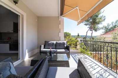 Balkon ili terasa u objektu Villa Sun Garden - 4 star villa with heated swimming pool, quiet bay, BBQ, 50m from the sea