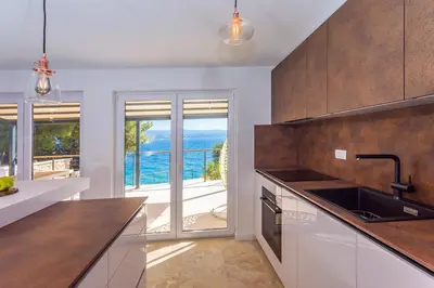 Kuhinja ili čajna kuhinja u objektu Beachfront Casa Ahoi with 2 bedrooms, heated pool, amazing sea views