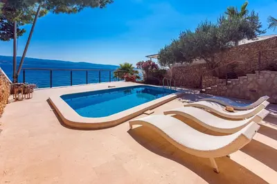 Bazen u objektu Beachfront Casa Ahoi with 2 bedrooms, heated pool, amazing sea views ili u blizini