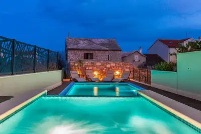 Bazen u objektu Bol Summer Residence ili u blizini