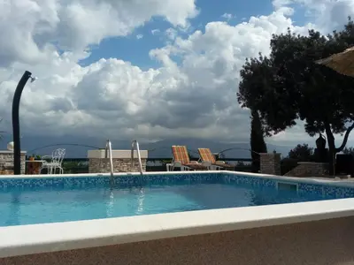Bazen u objektu Villa Little Hill ili u blizini