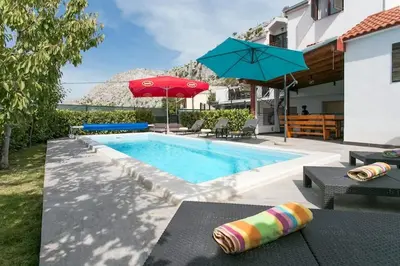Bazen u objektu Holiday home Mons Aureus ili u blizini
