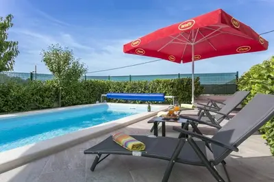 Bazen u objektu Holiday home Mons Aureus ili u blizini