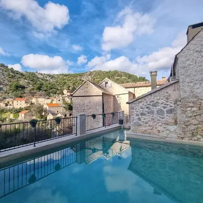 Bazen u objektu Rustic luxury Villa Fulmin ili u blizini